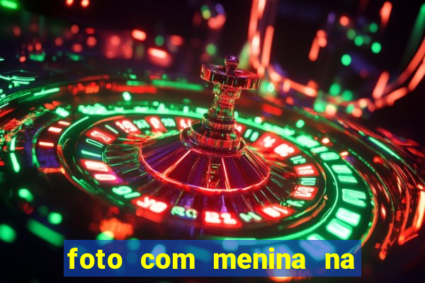 foto com menina na cama fake